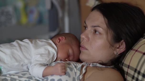 Bebek Annesinin Göğsünde Yatıyor Anne Çocuğun Geri Kalanı Evde Yatağın — Stok video