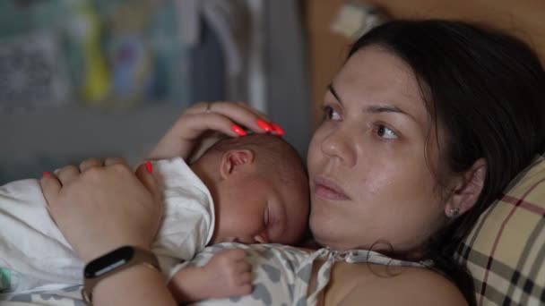 Bébé Couché Sur Poitrine Mère Reste Mère Enfant Maison Sur — Video