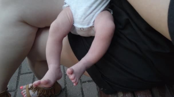 Ein Kleines Kind Einer Windel Bewegt Seine Beine Neugeborenes Baby — Stockvideo