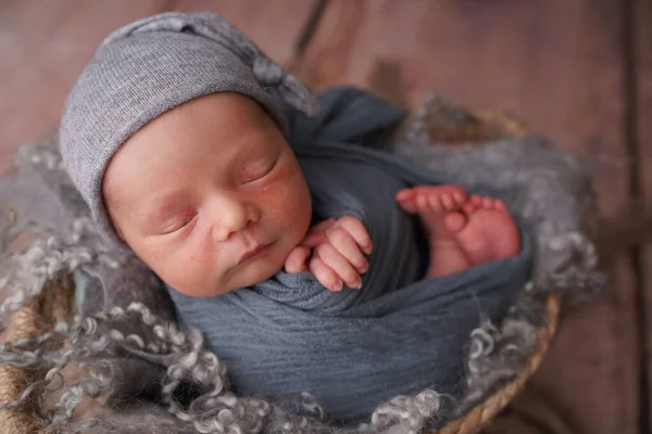 Slapen Pasgeboren Jongen Eerste Dagen Van Het Leven Pasgeboren Fotosessie — Stockfoto