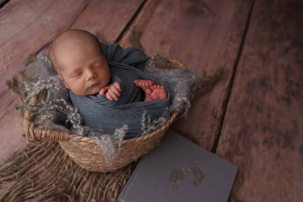 Slapen Pasgeboren Jongen Eerste Dagen Van Het Leven Pasgeboren Fotosessie — Stockfoto