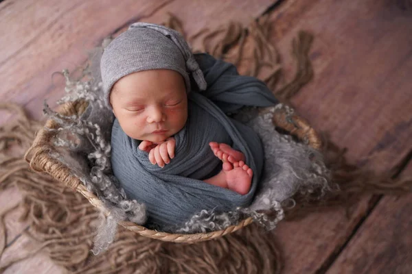 Yaşamın ilk günlerinde uyuyan yeni doğmuş çocuk. Yeni doğan fotoğraf oturumu.