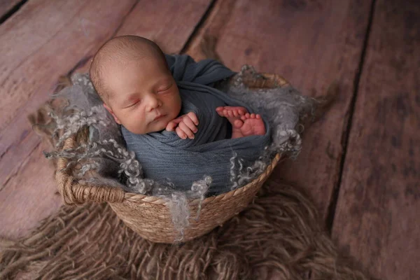 Yaşamın ilk günlerinde uyuyan yeni doğmuş çocuk. Yeni doğan fotoğraf oturumu.