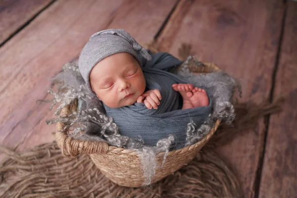 Yaşamın ilk günlerinde uyuyan yeni doğmuş çocuk. Yeni doğan fotoğraf oturumu.