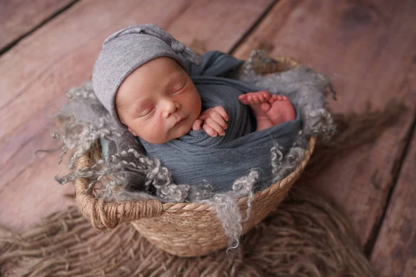 Sover Nyfödd Pojke Första Dagarna Livet Nyfödd Fotosession — Stockfoto