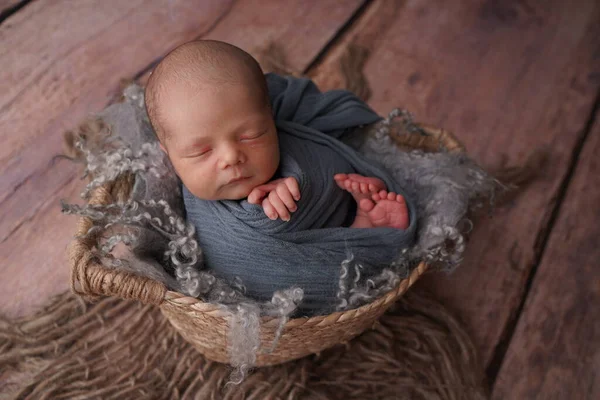 Yaşamın ilk günlerinde uyuyan yeni doğmuş çocuk. Yeni doğan fotoğraf oturumu.