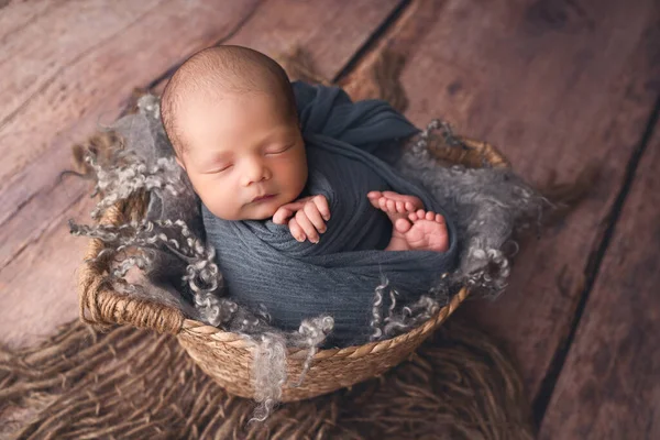 Yaşamın ilk günlerinde uyuyan yeni doğmuş çocuk. Yeni doğan fotoğraf oturumu.