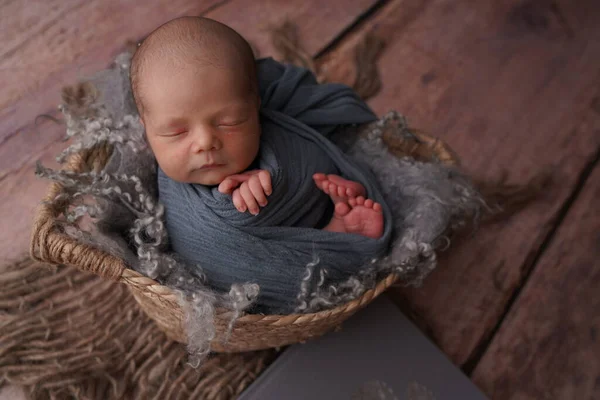 Alvó Újszülött Fiú Élet Első Napjaiban Újszülött Fotózás Stock Kép