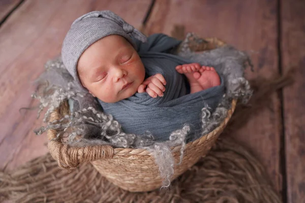 Menino Recém Nascido Adormecido Nos Primeiros Dias Vida Sessão Fotográfica Fotografia De Stock