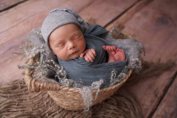 Alvó Újszülött Fiú Élet Első Napjaiban Újszülött Fotózás Jogdíjmentes Stock Fotók