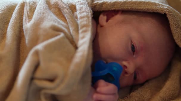 Lindo Bebé Con Chupete Envuelto Una Toalla Después Del Baño — Vídeos de Stock