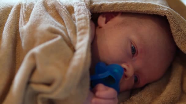 Bebê Bonito Com Uma Chupeta Envolto Uma Toalha Após Banho — Vídeo de Stock