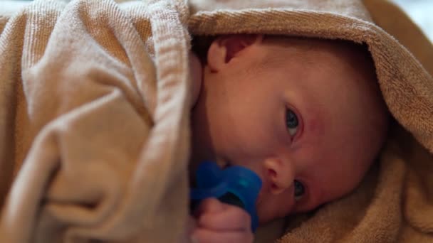 可爱的婴儿 带着奶嘴 洗澡后裹在毛巾里 — 图库视频影像