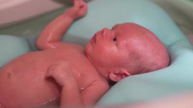 Yeni doğmuş küçük bebek banyo yapıyor. Yeni doğmuş bebek banyo zamanı..