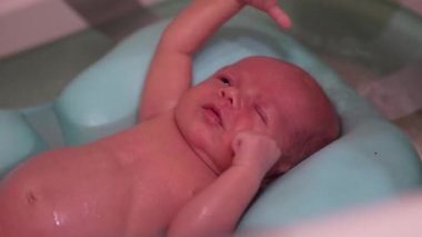 Yeni doğmuş küçük bebek banyo yapıyor. Yeni doğmuş bebek banyo zamanı..