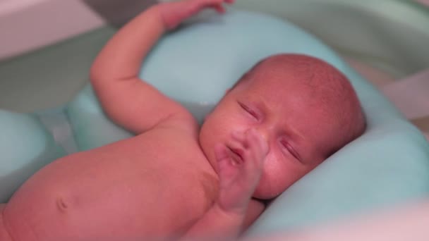 Bebé recién nacido tomando un baño. Bebé recién nacido a la hora del baño. — Vídeos de Stock