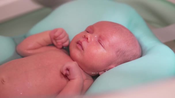 Bebé Recién Nacido Tomando Baño Bebé Recién Nacido Hora Del — Vídeo de stock