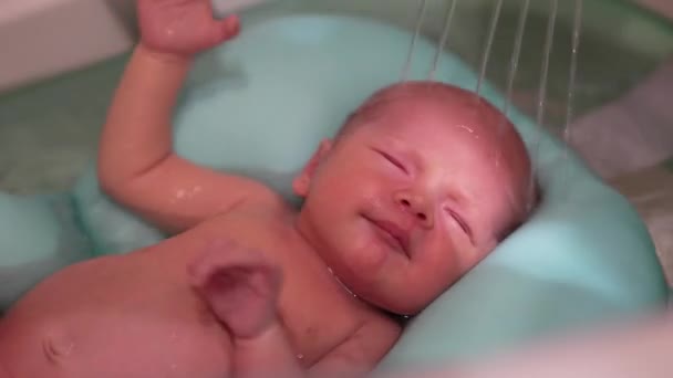 A kis újszülött fürdik. Újszülött fürdés közben. — Stock videók