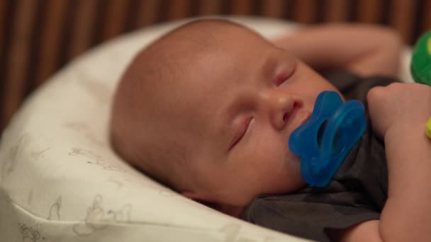 Schattig Mooi Klein Jongetje Slapen Met Een Fopspeen Witte Cocon — Stockvideo