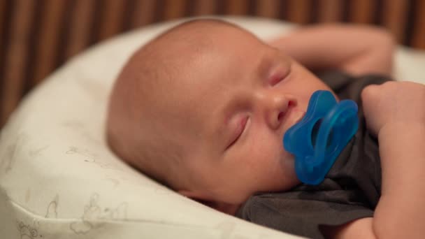 Bonito Menino Bonito Dormindo Com Uma Chupeta Casulo Branco — Vídeo de Stock