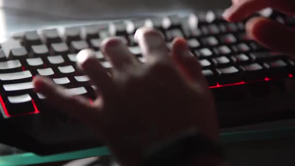 Handtippen der Tastatur mit RGB-Hintergrundbeleuchtung — Stockvideo