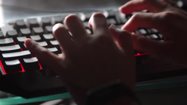 Handtippen der Tastatur mit RGB-Hintergrundbeleuchtung — Stockvideo