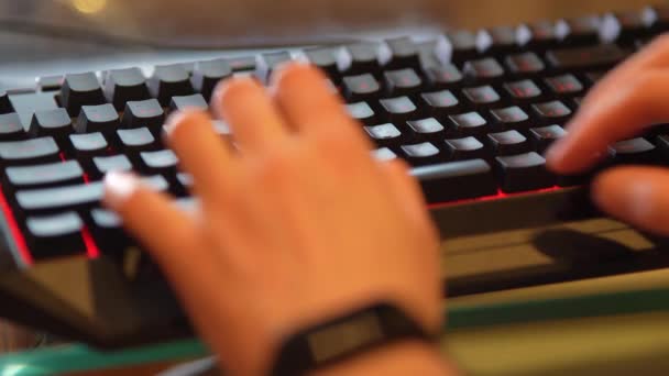 Handtippen der Tastatur mit RGB-Hintergrundbeleuchtung — Stockvideo