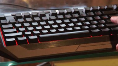 RGB arkaplan ışığı ile klavyenin yazılması