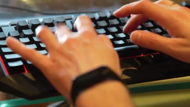 Handtippen Der Tastatur Mit Rgb Hintergrundbeleuchtung — Stockvideo