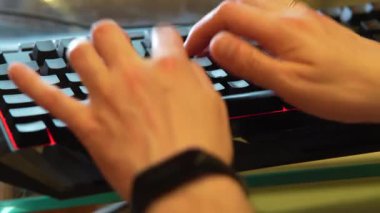 RGB arkaplan ışığı ile klavyenin yazılması