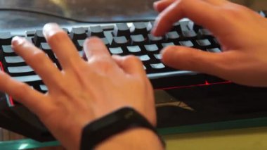 RGB arkaplan ışığı ile klavyenin yazılması