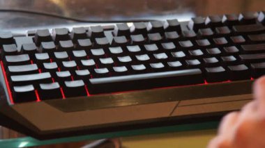 RGB arkaplan ışığı ile klavyenin yazılması