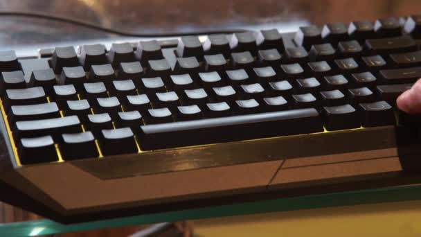 Manos Mecanografiando Teclado Con Retroiluminación Rgb — Vídeo de stock