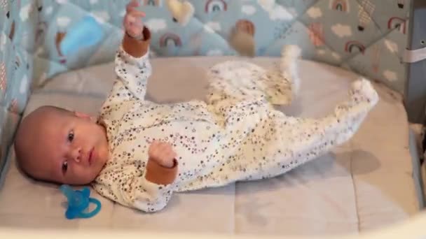 Bebé Recién Nacido Quiere Dormir Cuna — Vídeos de Stock