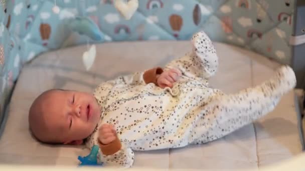 Een Pasgeboren Baby Wil Niet Slapen Zijn Wieg — Stockvideo