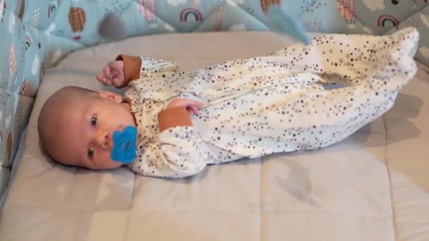 Новонароджена Дитина Хоче Спати Своєму Ліжечку — стокове відео