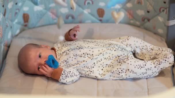 Actualizar fertilizante ola Bebé Recién Nacido Quiere Dormir Cuna — Vídeo de stock ©  georgykrivtsov.yandex.com #492179632