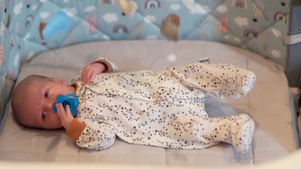 Een Pasgeboren Baby Wil Niet Slapen Zijn Wieg — Stockvideo