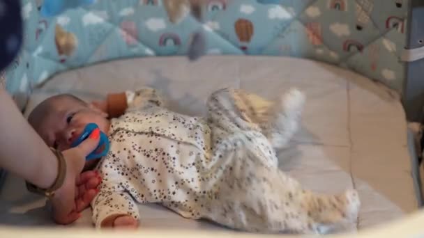 新生婴儿不想睡在他的婴儿床里 — 图库视频影像