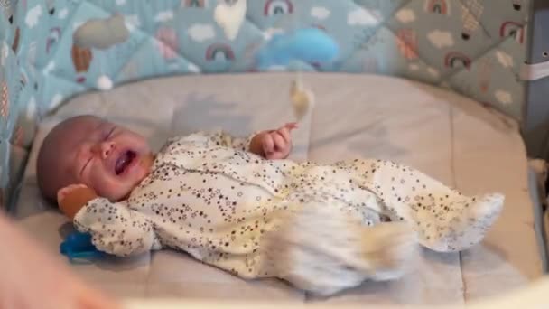 Bebé Recién Nacido Quiere Dormir Cuna — Vídeos de Stock
