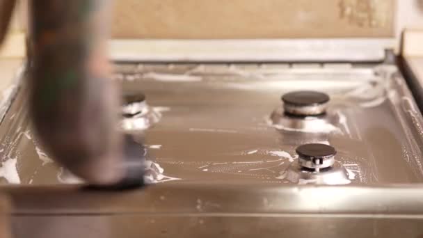 Homem Cozinha Lava Fogão Gás Mãos Luvas Borracha Com Ajuda — Vídeo de Stock