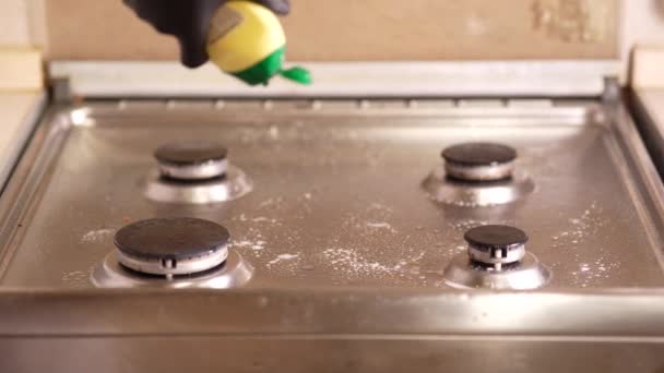 Mutfakta Bir Adam Gaz Sobasını Yıkar Özel Temizlik Malzemelerinin Yardımıyla — Stok video
