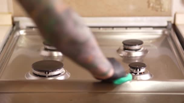 Muž Kuchyni Myje Plynový Sporák Ruce Gumových Rukavicích Pomocí Speciálních — Stock video