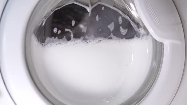 Beyaz Çamaşır Makinesi Kirli Ayakkabıları Yıkar Yapımı Çamaşır Makinesinde Ayakkabı — Stok video