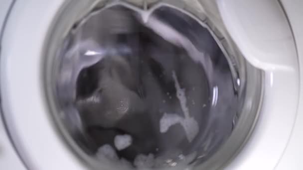 세탁기는 더러운 신발을 세탁기에 유리문에 세척제 — 비디오