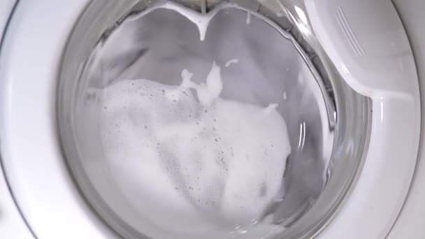 Weiße Waschmaschine Wäscht Schmutzige Schuhe Schuhe Waschen Der Haushaltswaschmaschine Waschpulverschaum — Stockvideo