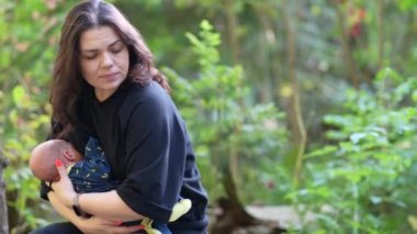 Genç tatlı anne ormanda anne sütü ile besleniyor.