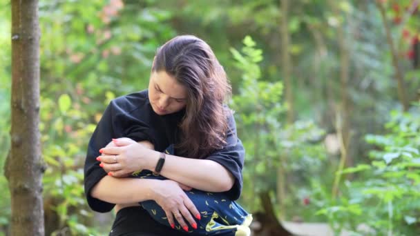 Jovem Bonito Mãe Alimentando Bebê Leite Materno Floresta — Vídeo de Stock