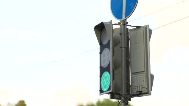 Trafikljus Staden Förändringar Från Grönt Till Rött Urban Scen Ett — Stockvideo