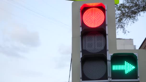 城市的交通灯 从绿色到红色的变化 城市的景象 城市街道上的一个工作的红绿灯 — 图库视频影像